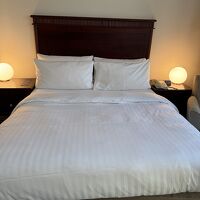 ベッド。部屋はそこまで広くない