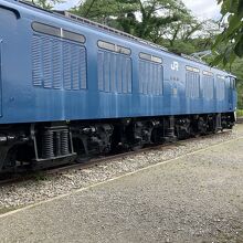 青い電車の横を通って突き当たり左の階段を登ります
