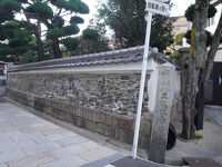 一柳家の土塀と道標