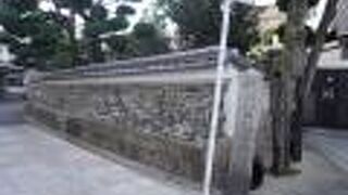 一柳家の土塀と道標