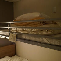 驚きの2段ベッド。まるでドミトリー