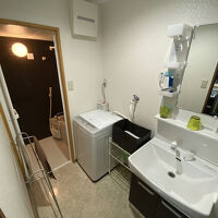 独立洗面台に洗濯機もある