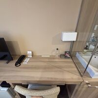 洗面所がデスクの横にあります