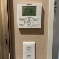 個別空調で窓も少しですが開閉出来ます