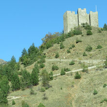 イバル渓谷向こうの山上にあるマグリッチ要塞。車では行けず…、