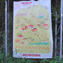 マグリッチ要塞周辺の手描き風の地図看板。