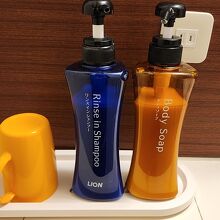 アメニティは最小限です。歯ブラシなど細かいものはフロント横か