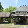 カフェや工房もある民家村、江田船山古墳や道の駅に隣接しています