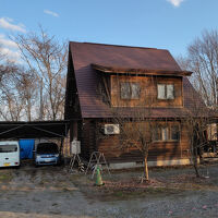 丘の上のログハウスです