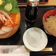 カラフル丼（竹レベルの海鮮丼）