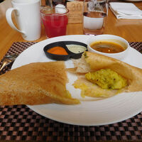 ドーサを焼いて中にポテトを入れてくれました。美味しい。