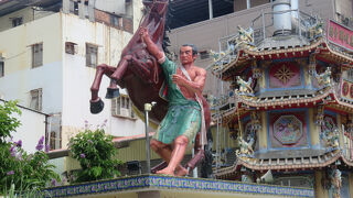 赤い馬の石像が・・・