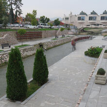 橋になった199号線から見た上流方向にはホテル・ヴルバクが。