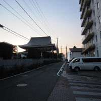 ホテルの反対側にはお寺