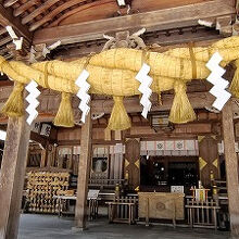 幣拝殿の注連縄がすごい