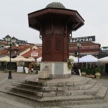 ノヴィ・パザルの≪11月28日通り≫南端に立つセビリ