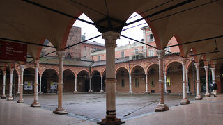 教会前の広場はポルティコに囲まれている。