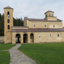敷地内の聖三位一体教会に『生神女就寝』のフレスコ画があります