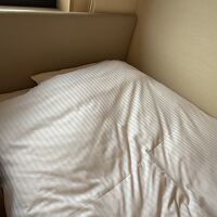ベットのすぐ上が窓