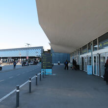 ベオグラード・ニコラ・テスラ空港ターミナル１の入口付近。