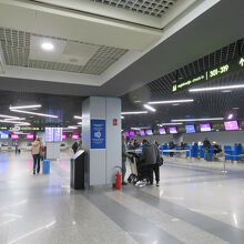 設備は新しくても、ガラ～ンとした印象の空港ビル内。