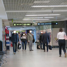 首都の空港なので、行きかう人はけっこう多し。