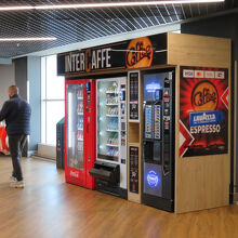 ゲート前通路には、清涼飲料水やコーヒーの自販機、それに…、