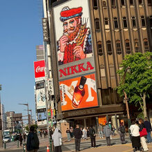 すすきののシンボル的存在のネオン看板