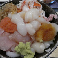 朝食にセルフの海鮮丼