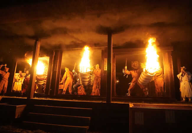 松明を抱えた3匹の鬼が陀々堂の扉の前に揃って仁王立ちになるのがハイライト