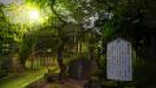 川合小梅の筆塚