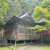 鶴見岳の中腹に鎮座する神社