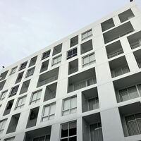 奥の建物が宿泊棟ですが…