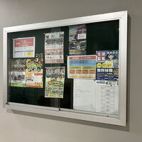 エレベーターホール前の掲示板、無料の医師相談会のお知らせ有り