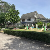 遊具付きの公園やゴルフパターの練習場など
