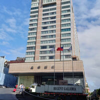 エントランスは坂の上になります