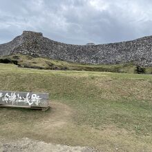 城壁の前　フォトスポット　スマホ台完備！