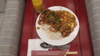 上海浦東国際空港のラウンジは食べ物が充実していました