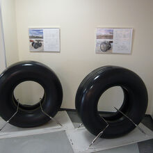 旅客機の実物のタイヤ展示