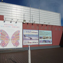 壁面に大きな幸運の羽・つばさ