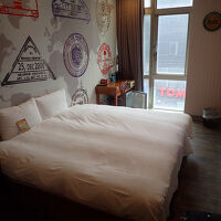 ダブルベッドの部屋。そこそこ広く、窓も大きい