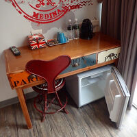 デスクの下に冷蔵庫。左の椅子はおしりがいたくなった