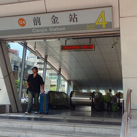 前金駅の入り口。上り下りのエレベータがあり、荷物に楽だ