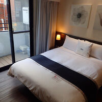 この右側にデスク。左側に浴室