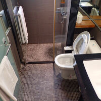 奥が浴室。右がトイレ、洗面台。