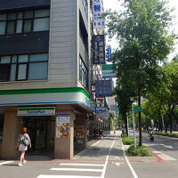 この角の建物の上にある