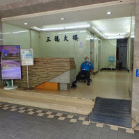 入り口にビルの管理人。左にホテルの案内。ビルは三徳大楼という