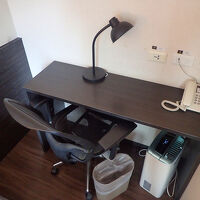 部屋のデスクは、やや狭い