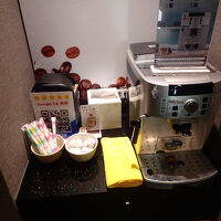 フロント脇の無料コーヒーサーバー。朝７時から使える