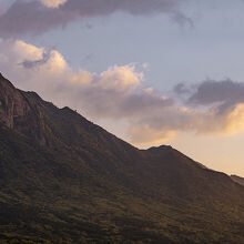 客室から望むモッチョム岳方面の朝焼け